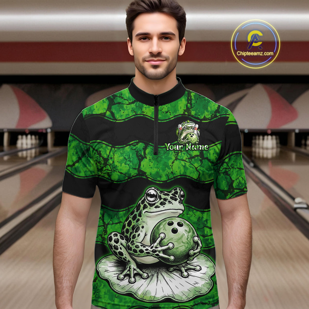 A man wearing a green and black bowling-themed quarter-zip shirt with a frog and bowling ball graphic, set against a bowling alley background. A 'Chiletaniz.